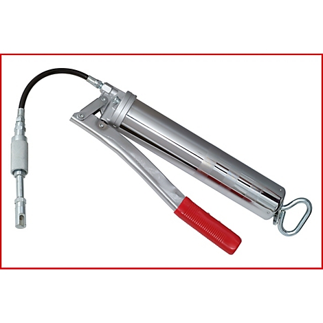 Eine Fettpresse mit rotem Griff, silbernem Zylinder und schwarzem Schlauch, vor rotem Hintergrund.